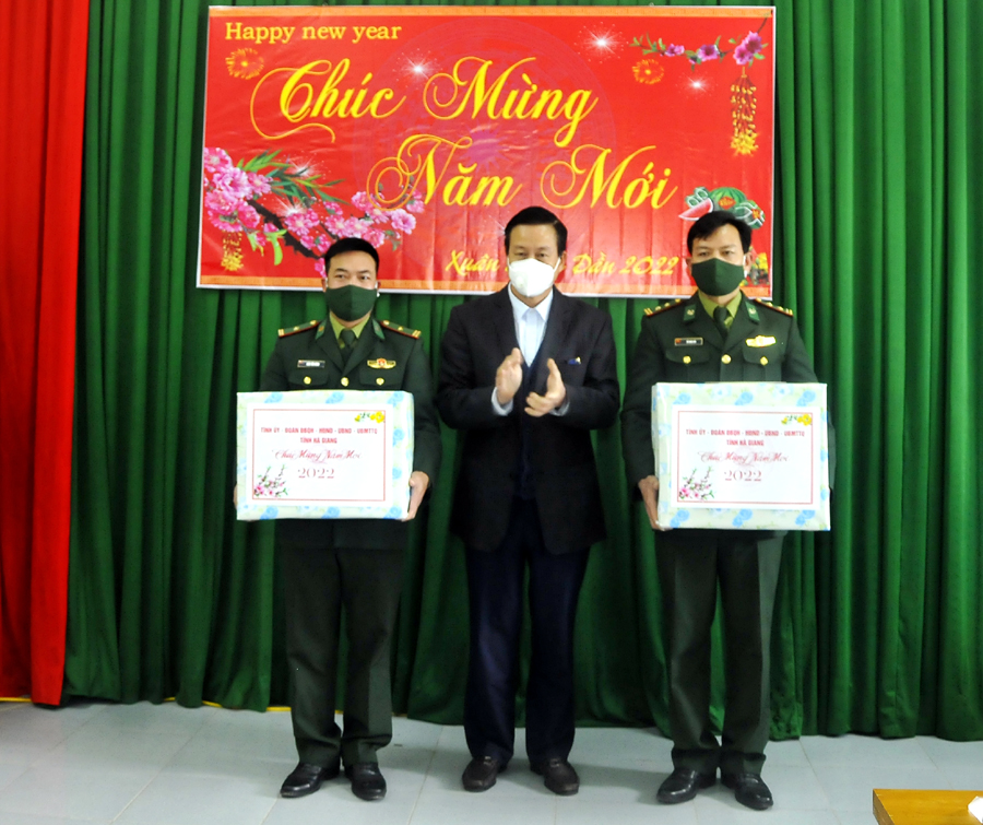 Chủ tịch UBND tỉnh Nguyễn Văn Sơn tặng quà Tết Đồn Biên phòng Thàng Tín và Bản Máy.