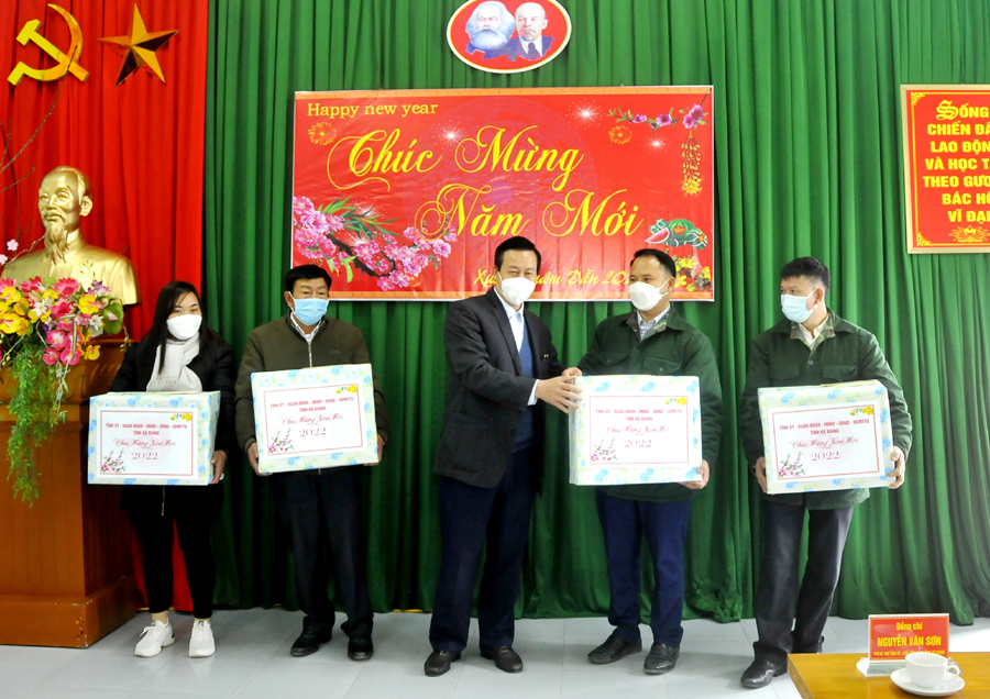 Chủ tịch UBND tỉnh Nguyễn Văn Sơn tặng quà các xã biên giới huyện Hoàng Su Phì.
