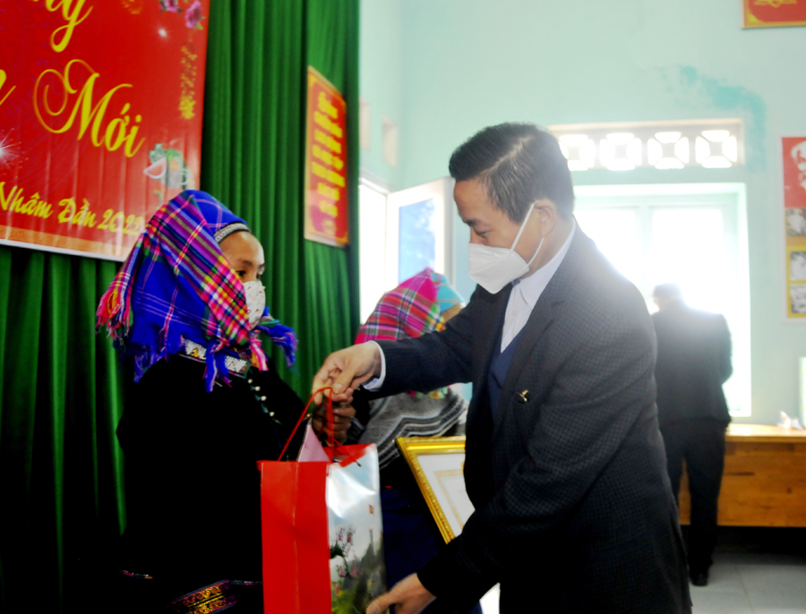 Chủ tịch UBND tỉnh Nguyễn Văn Sơn tặng quà Tết người cao tuổi xã biên giới huyện Hoàng Su Phì.