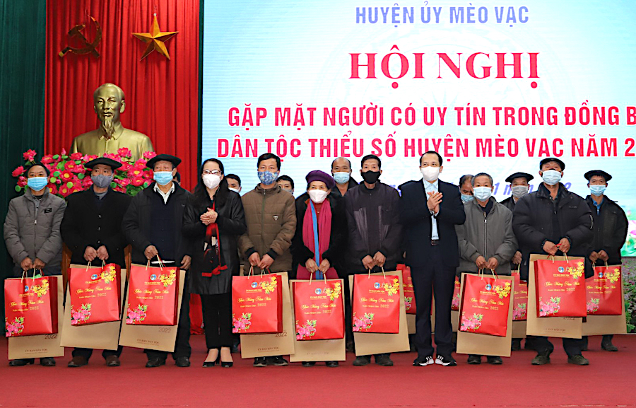 Thứ trưởng Hoàng Thị Hạnh và Phó Chủ tịch Trần Đức Quý trao quà cho người có uy tín tại Mèo Vạc.