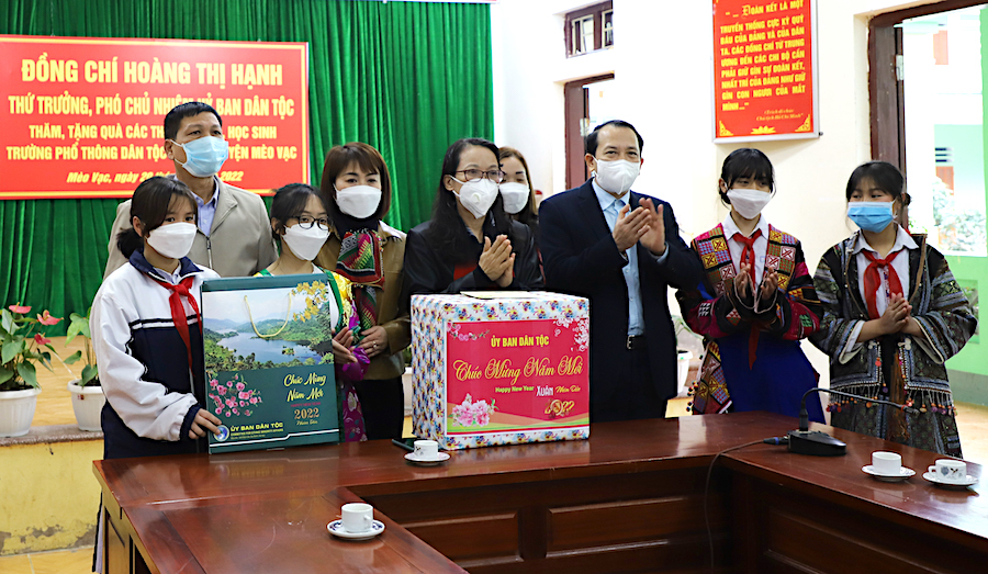 Thứ trưởng Hoàng Thị Hạnh trao quà tại trường phổ thông DTNT huyện Mèo Vạc.