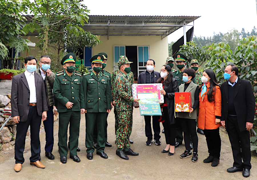Thứ trưởng Hoàng Thị Hạnh thăm, tặng quà Tổ công tác thuộc Đồn Biên phòng Xín Cái.