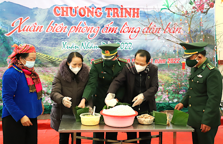 Thứ trưởng Hoàng Thị Hạnh và Phó Chủ tịch UBND tỉnh Trần Đức Quý dự chương trình Xuân biên phòng ấm lòng dân bản tại Đồn Sơn Vĩ.