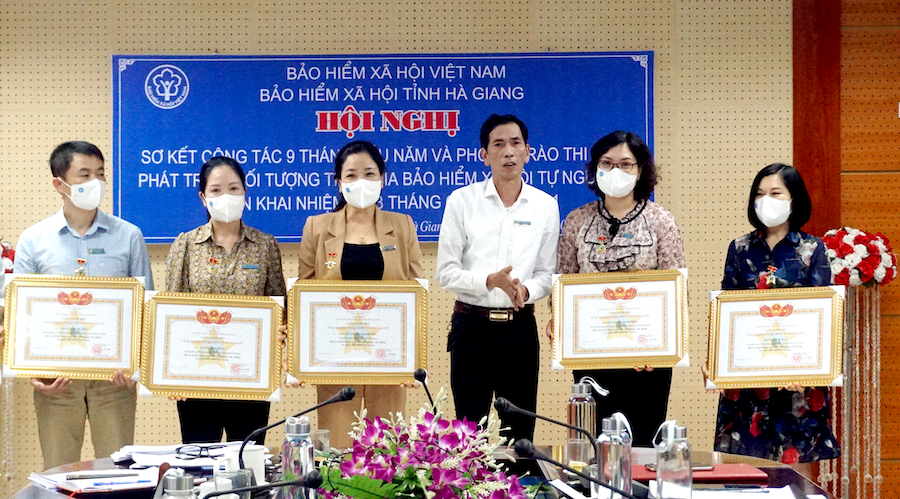 Lãnh đạo BHXH tỉnh trao huy hiệu Vì sự nghiệp phát triển tỉnh Hà Giang của Chủ tịch UBND tỉnh cho các cá nhân có nhiều thành tích trong sự nghiệp xây dựng và phát triển tỉnh