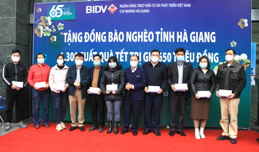 Các cơ quan, đơn vị, UBND các xã, phường trên địa bàn thành phố Hà Giang tiếp nhận quà của Ngân hàng BIDV Việt Nam