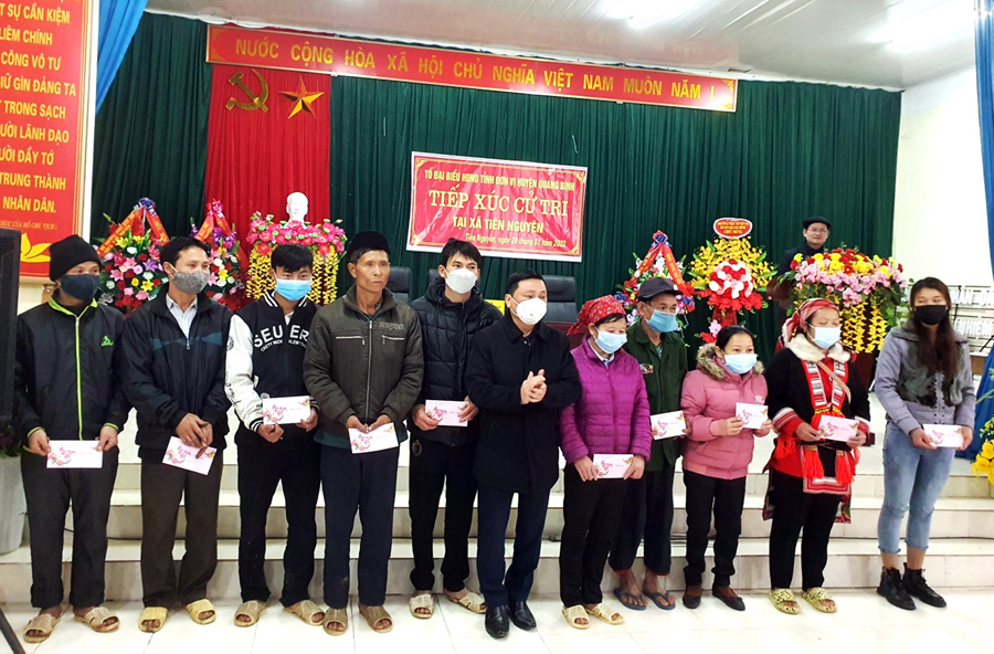 Trưởng ban Tổ chức Tỉnh ủy thăm, tặng quà hộ gia đình chính sách, hộ nghèo, hộ khó khăn huyện Quang Bình