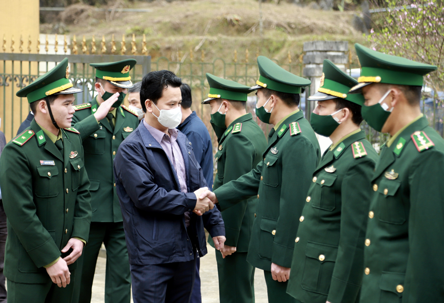 Bí thư Tỉnh ủy Đặng Quốc Khánh thăm, tặng quà Trạm kiểm soát biên phòng Minh Tân