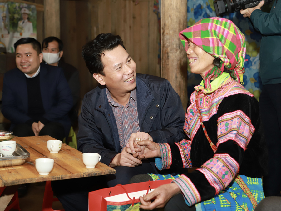 Bí thư Tỉnh ủy Đặng Quốc Khánh thăm gia đình chị Vàng Thị Sỉnh, gia đình chính sách thôn Lùng Chư Phùng, xã Lao Chải
