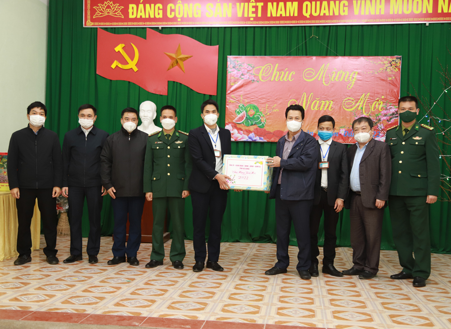 Bí thư Tỉnh ủy Đặng Quốc Khánh tặng quà cấp ủy, chính quyền và các gia đình chính sách xã Xín Chải