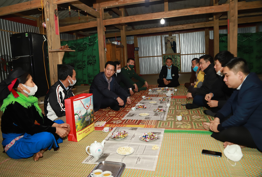 Đoàn thăm, tặng quà gia đình ông Pao Văn Cao, hộ người có công tại xã Thanh Đức..