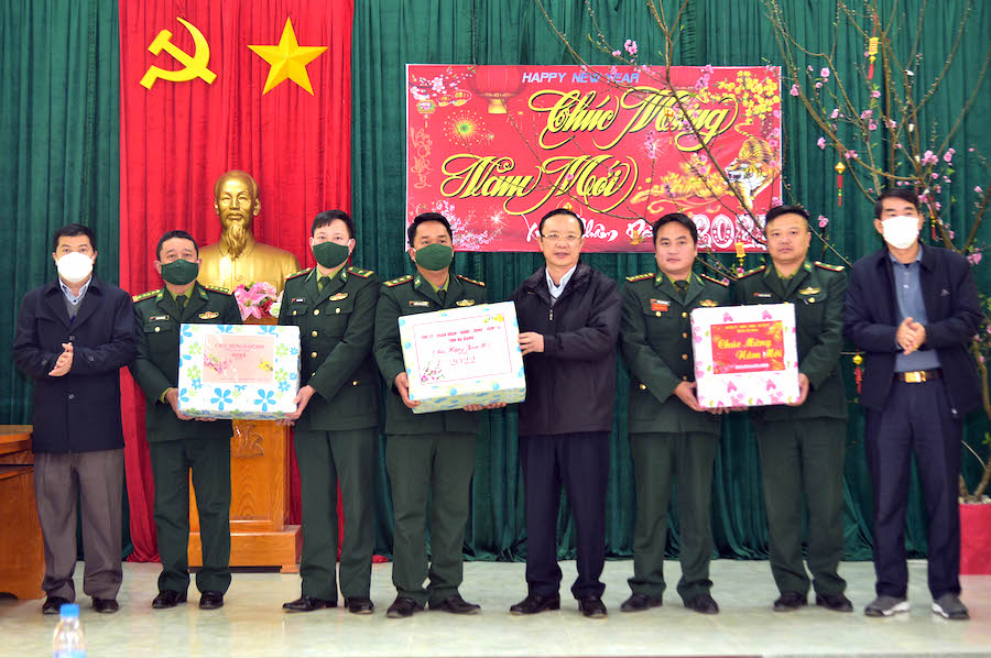 Đồng chí Thào Hồng Sơn và lãnh đạo Bộ chỉ huy BĐBP tỉnh chúc Tết Đồn Biên phòng Bạch Đích