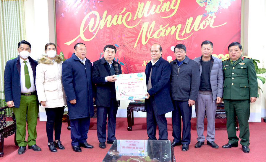 Phó Bí thư Tỉnh ủy Nguyễn Mạnh Dũng trao quà  Đảng bộ, chính quyền huyện Đồng Văn