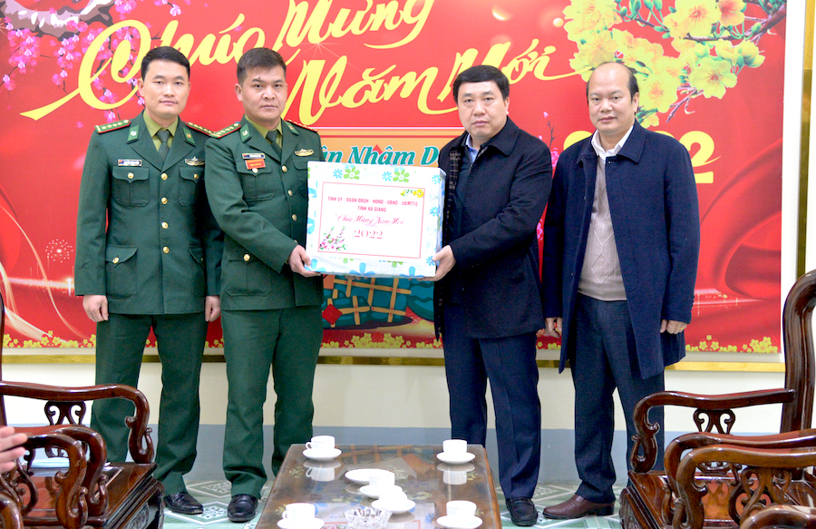 Phó Bí thư Tỉnh ủy Nguyễn Mạnh Dũng trao quà cho Đồn Biên phòng Đồng Văn