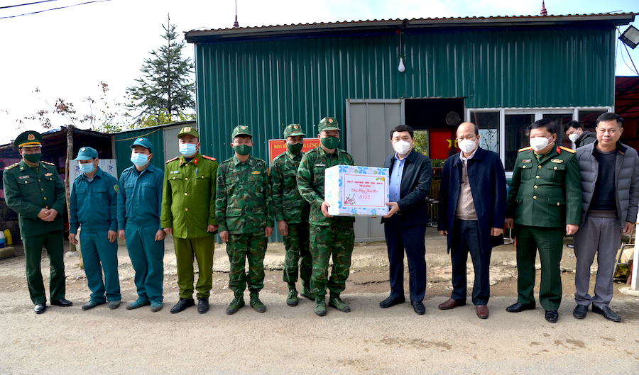 Phó Bí thư Tỉnh ủy Nguyễn Mạnh Dũng tặng quà chốt kiểm dịch liên ngành Lũng Cú