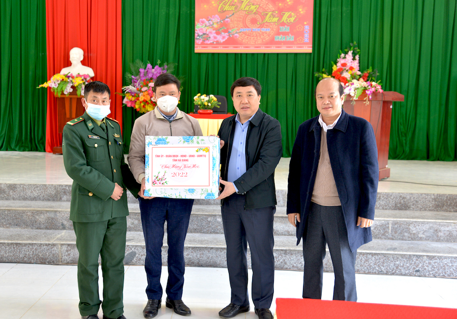 Phó Bí thư Tỉnh ủy Nguyễn Mạnh Dũng tặng quà xã Sà Phìn