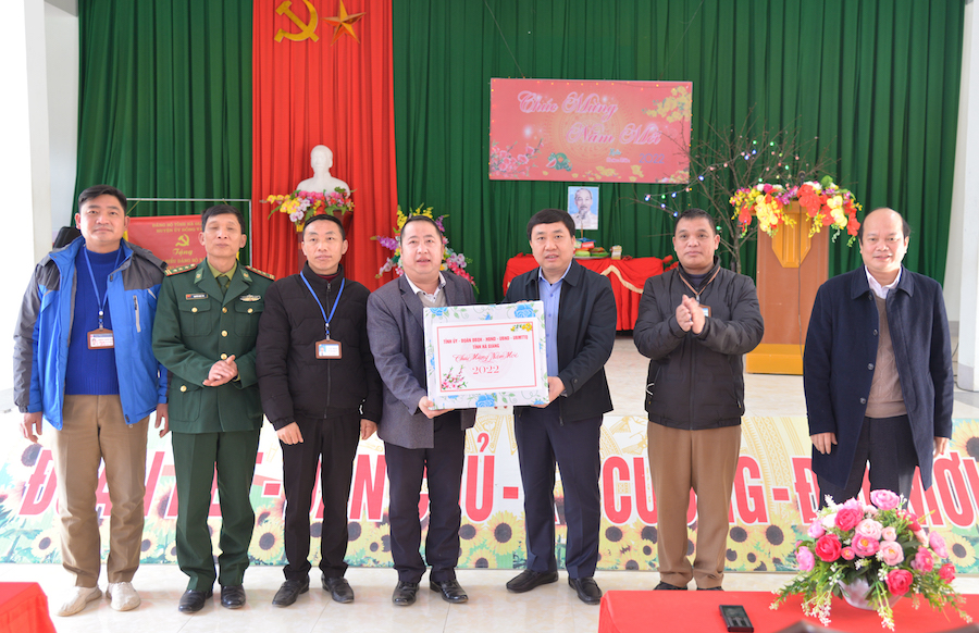 Phó Bí thư Tỉnh ủy Nguyễn Mạnh Dũng tặng quà cho xã Lũng Táo