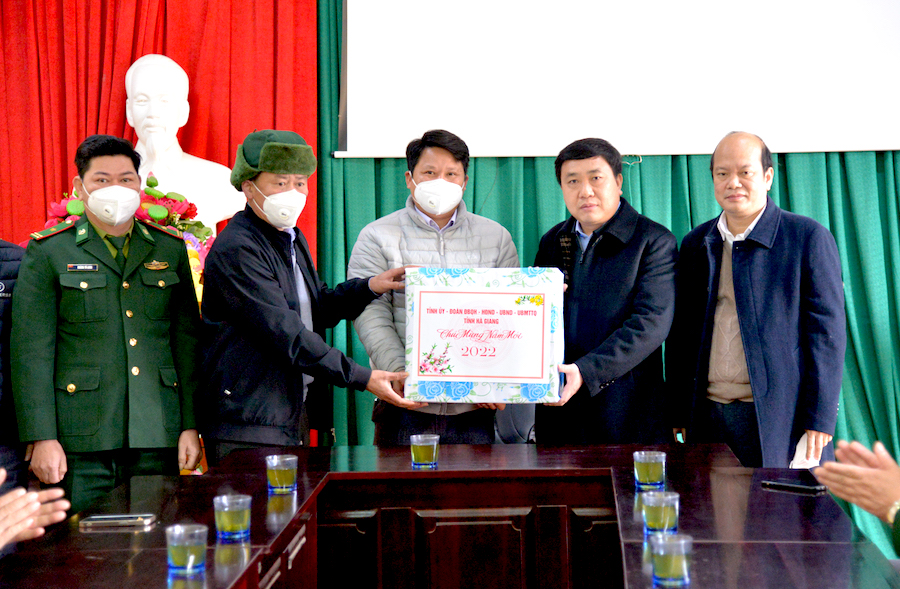 Phó Bí thư Tỉnh ủy Nguyễn Mạnh Dũng tặng quà Thị trấn Đồng Văn