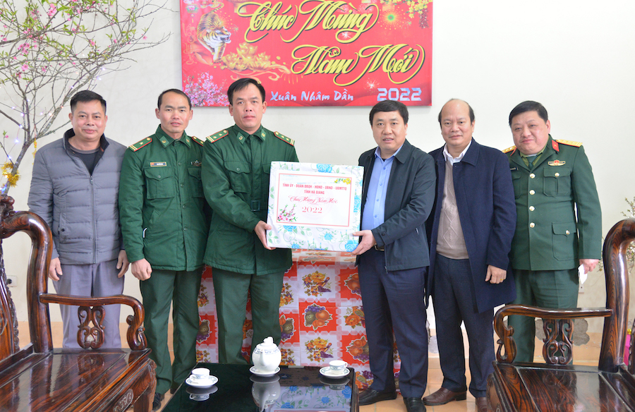 Phó Bí thư Tỉnh ủy Nguyễn Mạnh Dũng thăm và tặng quà cho Đồn Biên phòng Phó Bảng