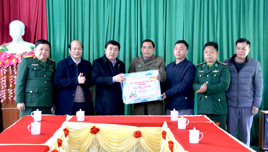 Phó Bí thư Tỉnh ủy Nguyễn Mạnh Dũng tặng quà xã Phố Cáo