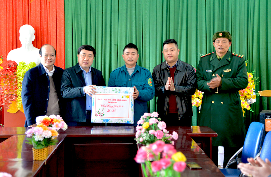 Phó Bí thư Tỉnh ủy Nguyễn Mạnh Dũng tặng quà xã Lũng Cú