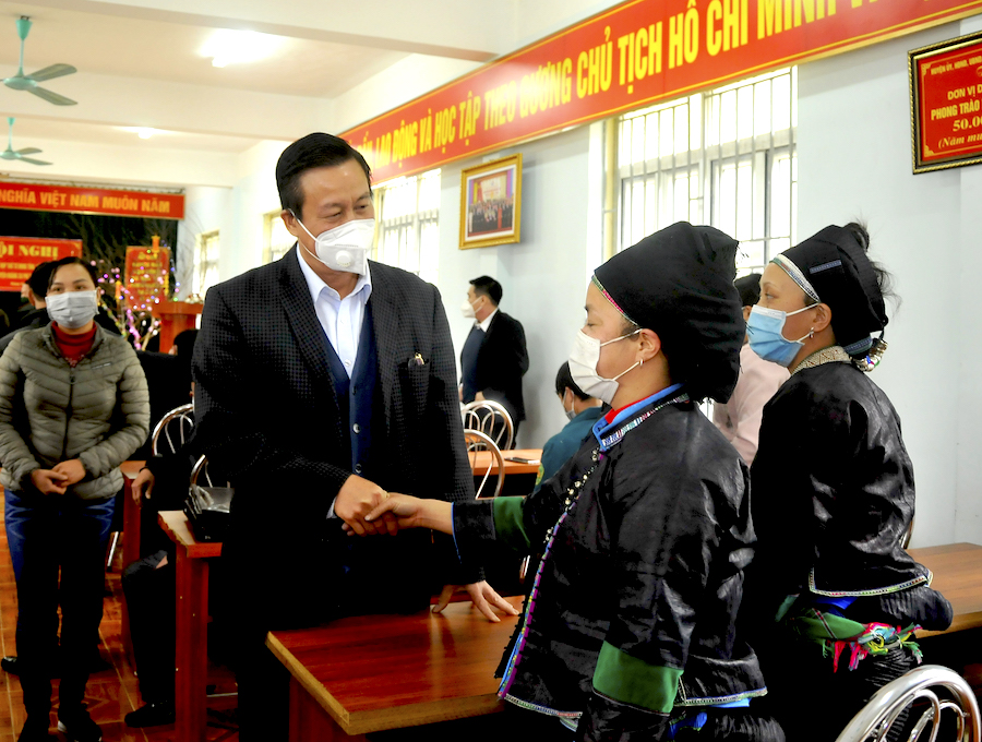 Chủ tịch UBND tỉnh Nguyễn Văn Sơn gặp gỡ, thăm hỏi đời sống các bậc cử tri xã Thàng Tín.