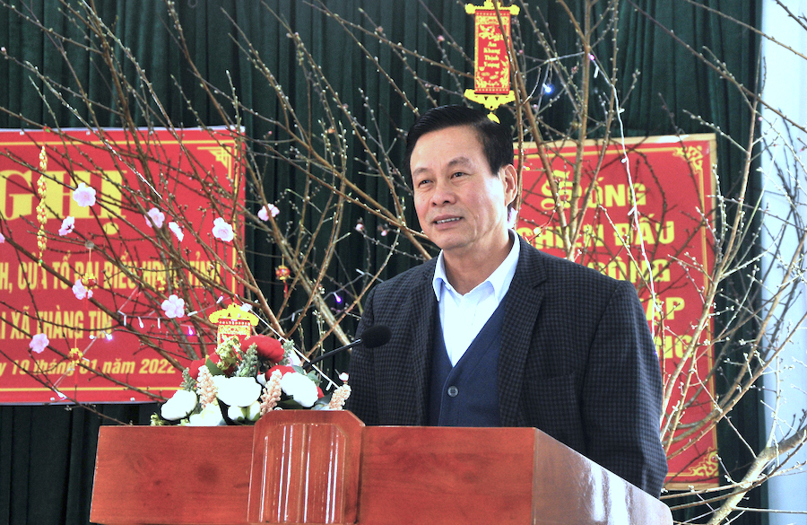 Chủ tịch UBND tỉnh Nguyễn Văn Sơn phát biểu tại buổi tiếp xúc.