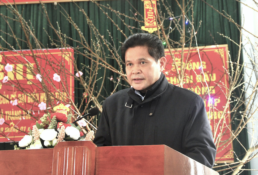 Chủ tịch Ủy ban MTTQ tỉnh Vàng Seo Cón thông tin một số nội dung tới các bậc cử tri.