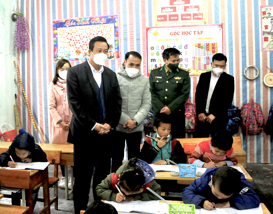 Chủ tịch UBND tỉnh Nguyễn Văn Sơn kiểm tra công tác dạy và học tại Trường Phổ thông Dân tộc bán trú Tiểu học và THCS xã Thàng Tín. 