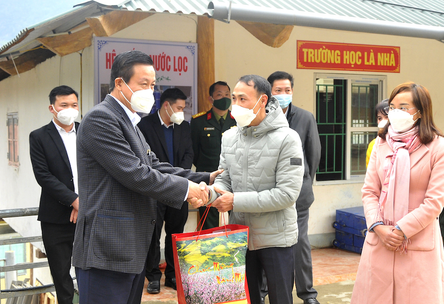 Chủ tịch UBND tỉnh Nguyễn Văn Sơn tặng quà, động viên lãnh đạo Trường Phổ thông Dân tộc bán trú Tiểu học và THCS xã Thàng Tín.