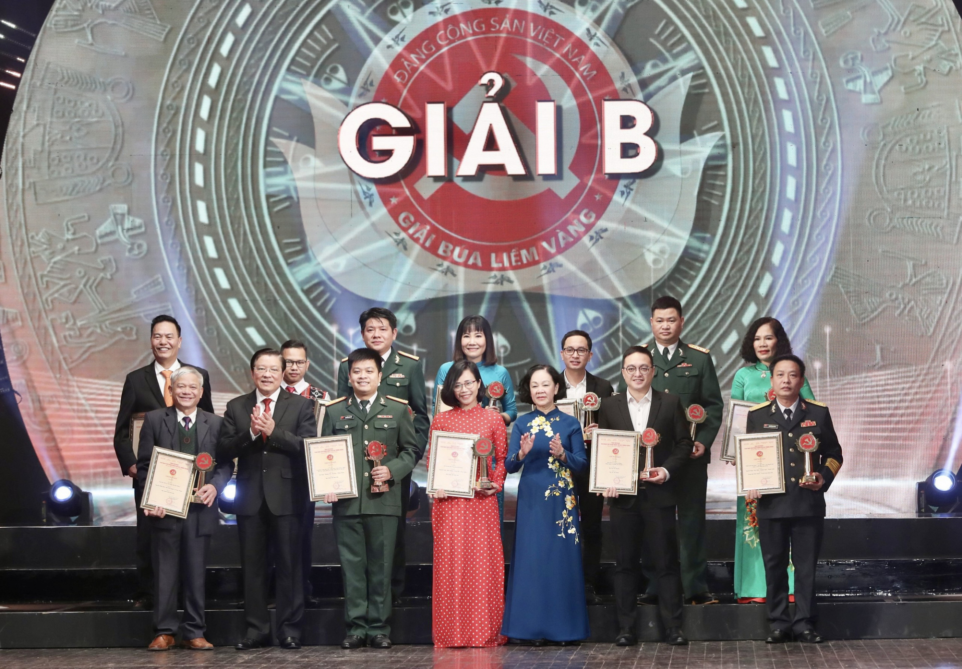 Trưởng ban Tổ chức Trung ương Trương Thị Mai và Trưởng ban Nội chính Trung ương Phan Đình Trạc trao giải cho 12 tác giả đạt Giải B Búa liềm vàng