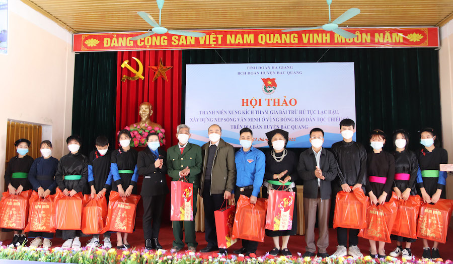 Lãnh đạo Tỉnh đoàn tặng quà cho trẻ em DTTS và nghệ nhân dân gian tiêu biểu của huyện Bắc Quang.