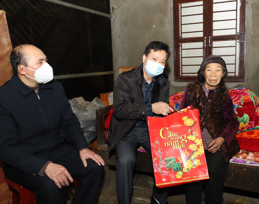 Chủ nhiệm UBKT Tỉnh ủy Trần Quang Minh trao quà cho gia đình ông Mua Mí Chơ, trú tại tổ 2, thị trấn Mèo Vạc.
