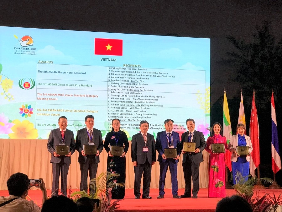  Ông Lại Quốc Tĩnh, Chủ tịch HĐQT Khu nghỉ dưỡng H’Mong Village trực tiếp đến nhận giải thưởng. Ảnh: CTV