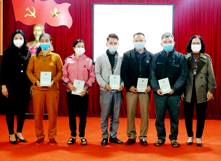 Giám đốc BHXH tỉnh Nguyễn Thị Thanh Hương tặng sổ BHXH cho người dân thị trấn Việt Lâm (Vị Xuyên)