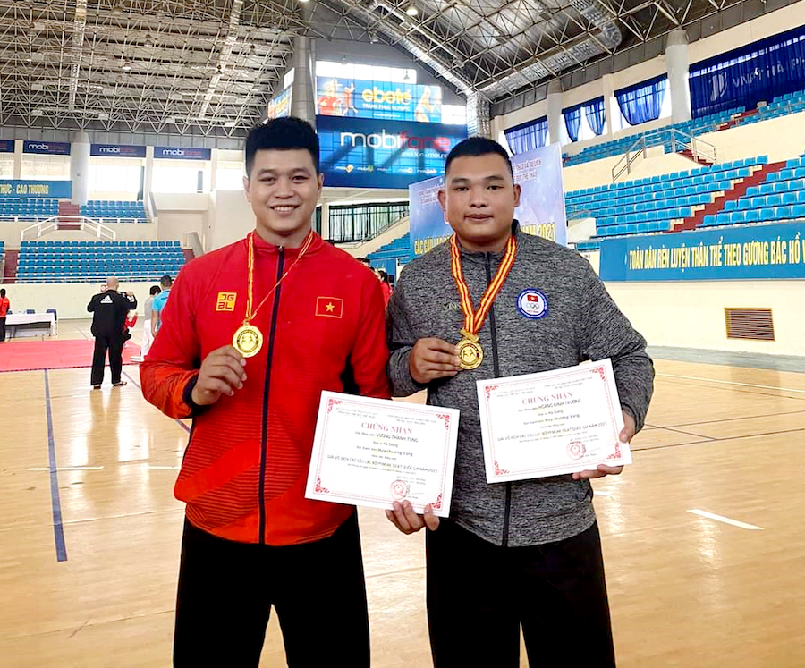 Vận động viên Vương Thanh Tùng (áo đỏ) và Hoàng Đinh Trường đoạt Huy chương Vàng giải Vô địch các câu lạc bộ Pencak Silat quốc gia (Ảnh: CTV)