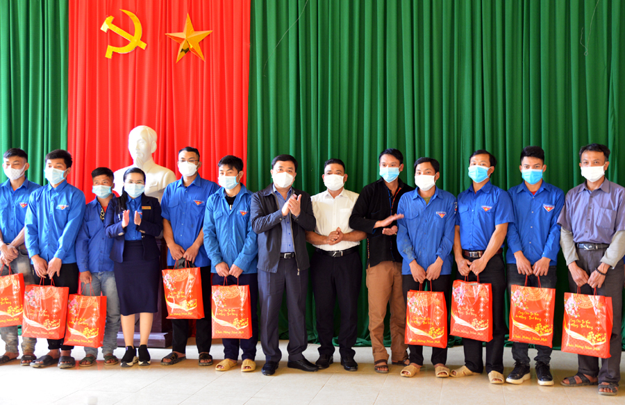 Phó Bí thư Tỉnh ủy Nguyễn Mạnh Dũng tặng quà các gia đình tại Làng Thanh niên lập nghiệp xã biên giới Minh Tân – Thôn Phìn Sảng.