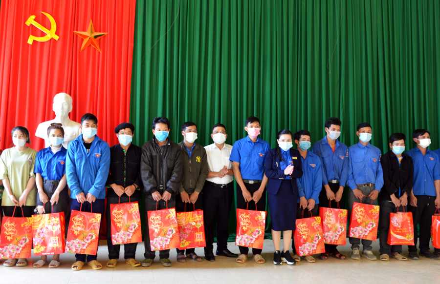 Bí thư Tỉnh đoan Đỗ Thị Hương tặng quà các gia đình Làng Thanh niên lập nghiệp xã biên giới Minh Tân – Thôn Phìn Sảng.
