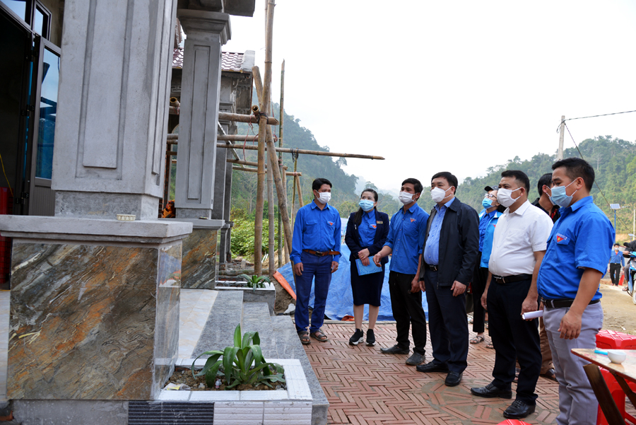 Phó Bí thư Tỉnh ủy Nguyễn Mạnh Dũng kiểm tra tiến độ thi công nhà ở các hộ tại Làng Thanh niên lập nghiệp.