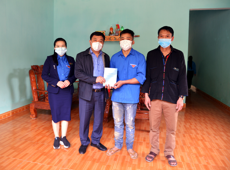 Phó Bí thư Tỉnh ủy Nguyễn Mạnh Dũng thăm, tặng quà, chúc mừng gia đình Làng Thanh niên lập nghiệp xã biên giới Minh Tân – Thôn Phìn Sảng chuyển về nơi ở mới.