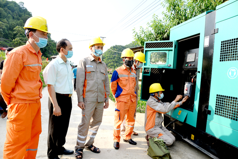 Giám đốc Công ty Điện lực Hà Giang Hoàng Văn Thiện (thứ 4 từ trái qua) cùng lãnh đạo huyện Đồng Văn kiểm tra công tác chuẩn bị máy phát điện dự phòng phục vụ bầu cử