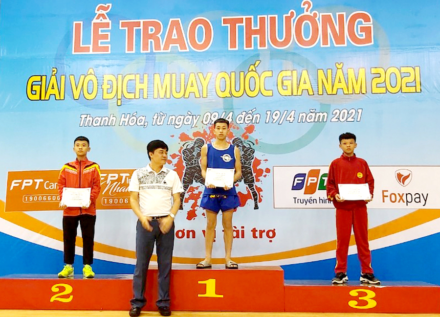 Vận động viên Lù Chiều Duy đoạt Huy chương Vàng giải Vô địch Muay Thái quốc gia (Ảnh: CTV)