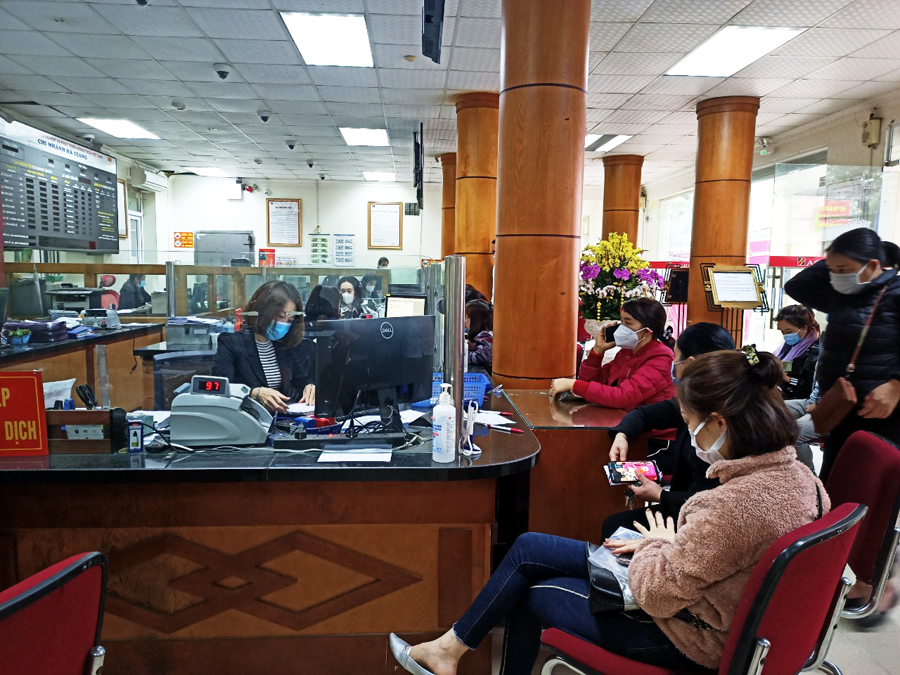 Nhộn nhịp khách hàng tới quầy giao dịch tại Hội sở Agribank Hà Giang