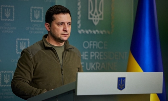 Tổng thống Ukraine Volodymyr Zelensky phát biểu toàn quốc hôm 25/2. Ảnh: AFP.