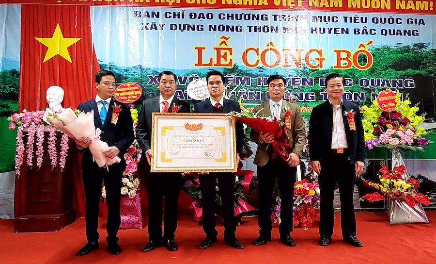 Chủ nhiệm UBKT Tỉnh ủy Trần Quang Minh trao Bằng công nhận đạt chuẩn NTM cho xã Vô Điếm.