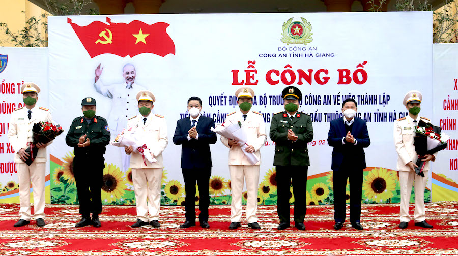 Các đồng chí lãnh đạo tỉnh và Công an tỉnh trao Quyết định thành lập, tặng hoa chúc mừng Tiểu đoàn CSCĐ dự bị chiến đấu.