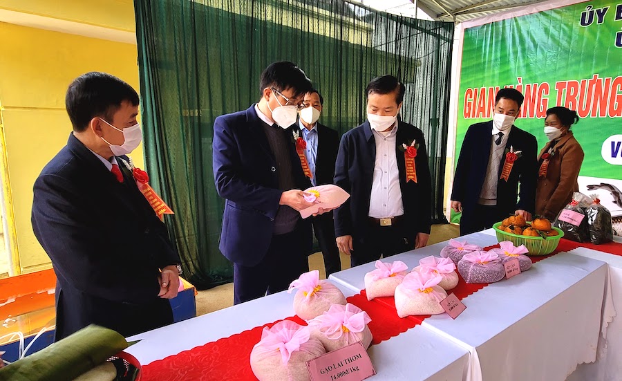 Các đại biểu thăm quan gian hàng trưng bày sản phẩm của xã Vô Điếm.