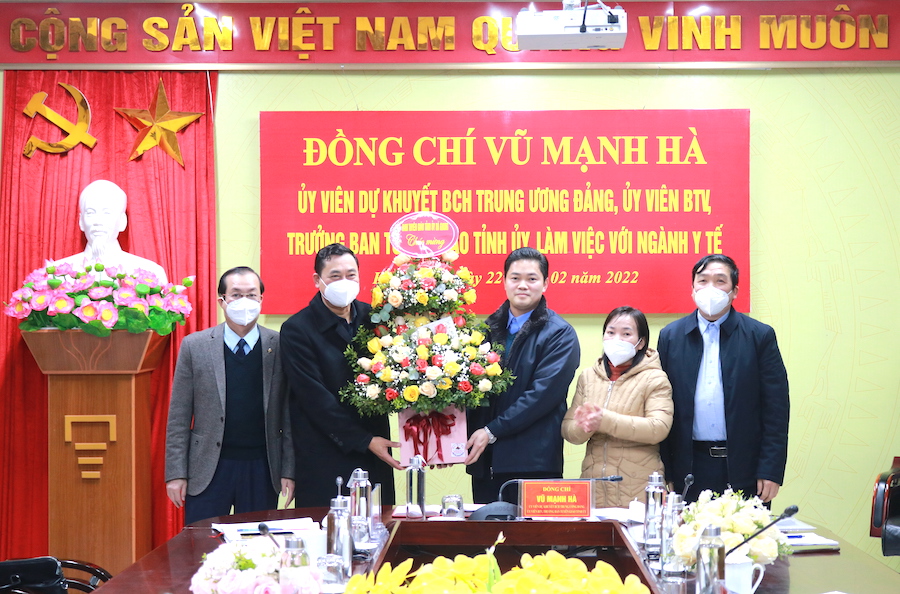 Trưởng Ban Tuyên giáo Tỉnh ủy Vũ Mạnh Hà tặng hoa chúc mừng cán bộ, nhân viên ngành Y tế nhân Ngày Thầy thuốc Việt Nam 27.2