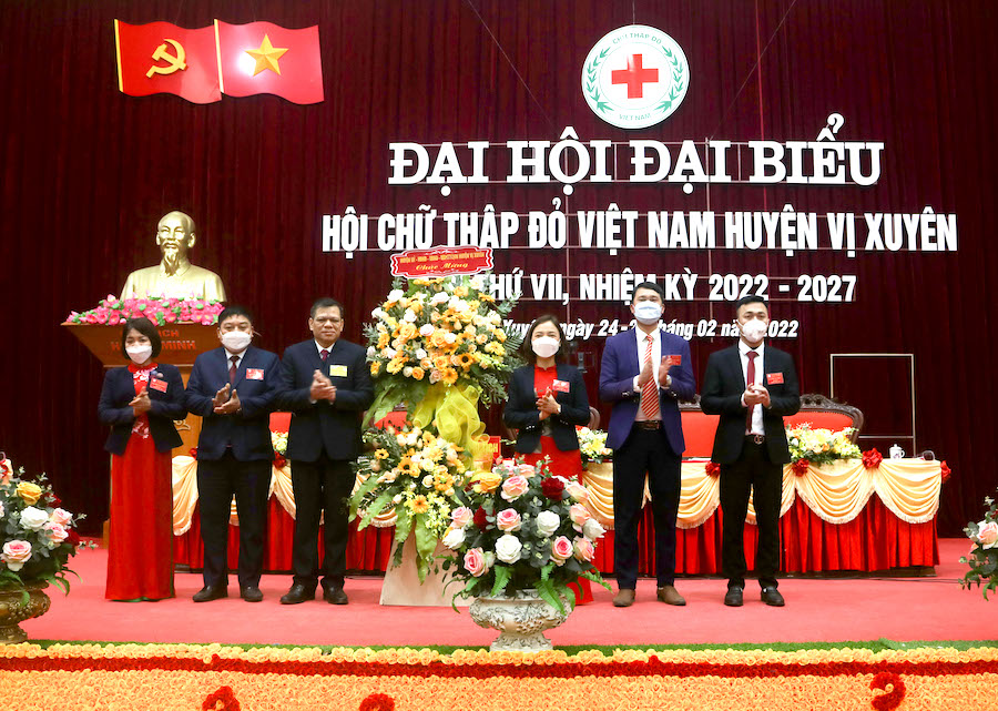 Huyện ủy, HĐND – UBND huyện Vị Xuyên trao lẵng hoa chúc mừng Đại hội.