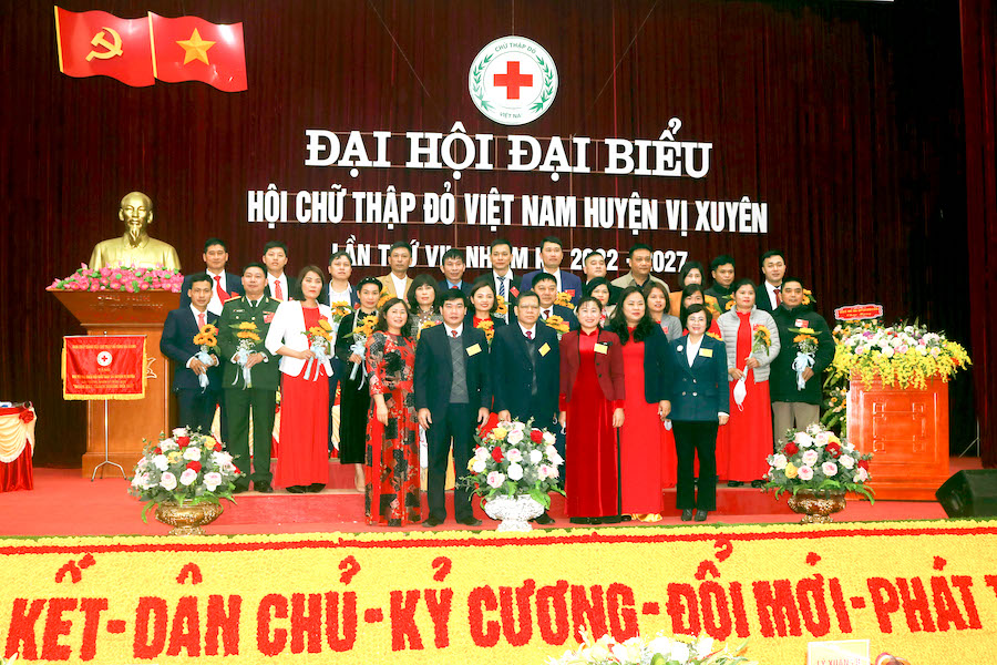BCH khóa mới Hội Chữ thập đỏ huyện Vị Xuyên ra mắt Đại hội.