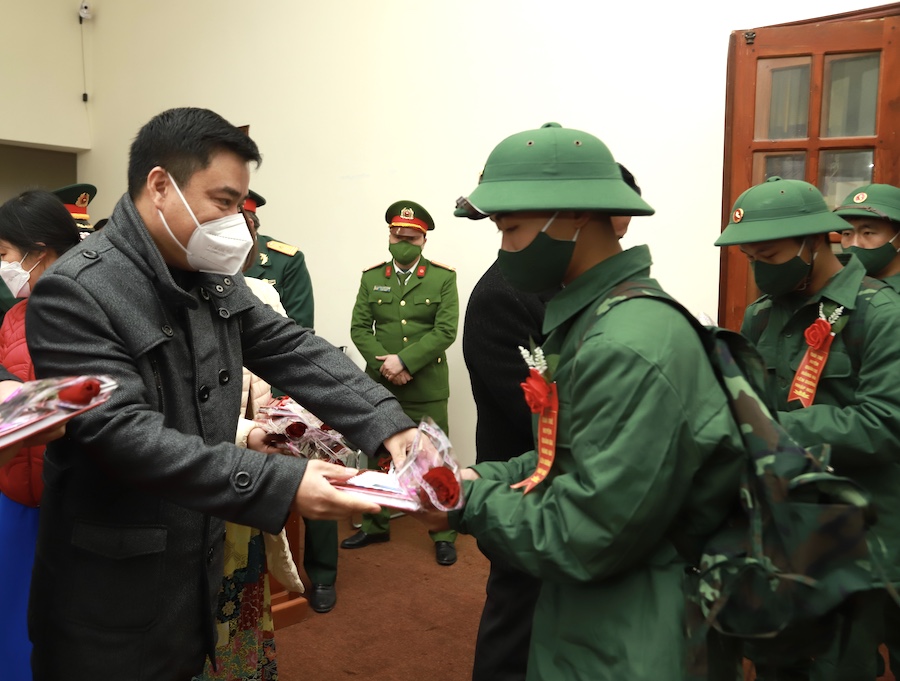 Phó Chủ tịch Thường trực UBND tỉnh Hoàng Gia Long tặng hoa động viên tân binh lên đường nhập ngũ